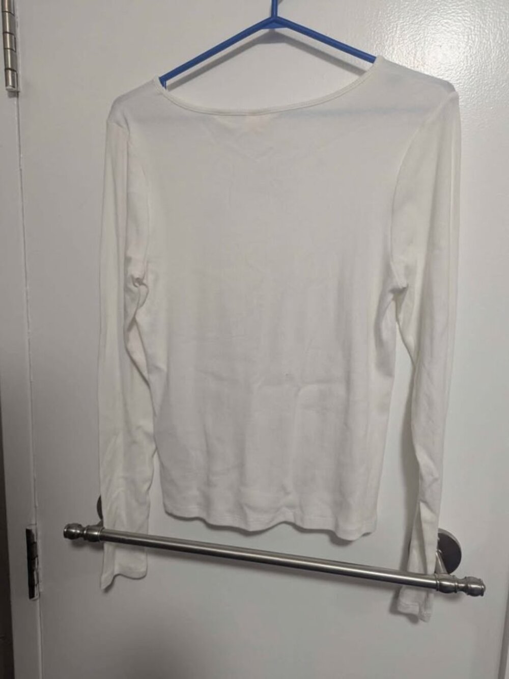 Levi’s White Long Sleeve Logo Tee - Picture 4 of 8